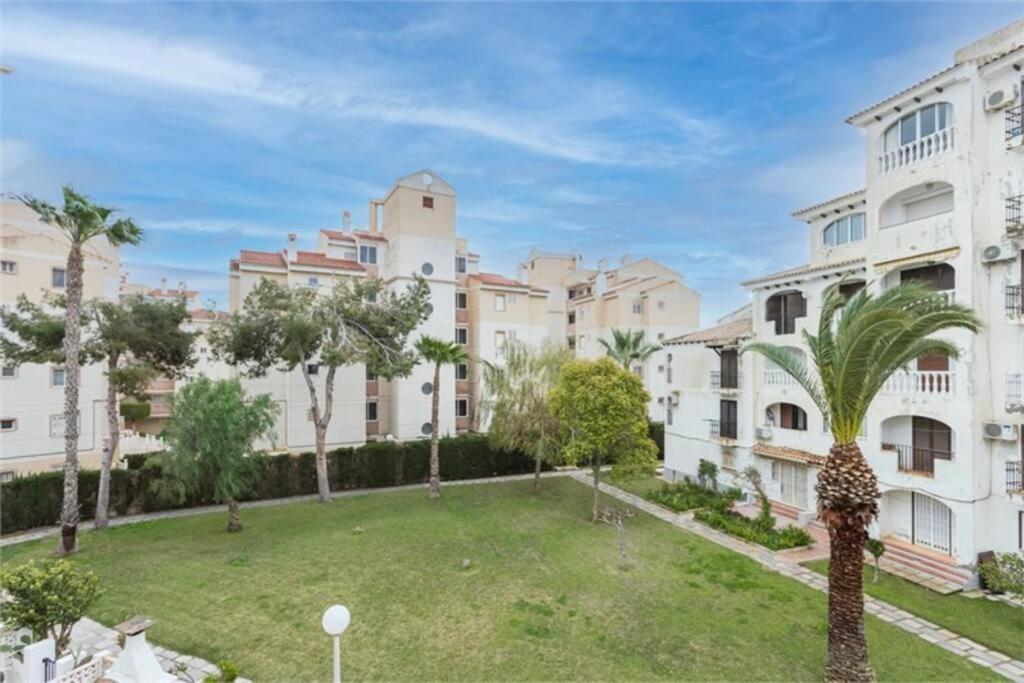 Beautiful Apartment With 2 Bedrooms Close To Beach Torrevieja Bagian luar foto
